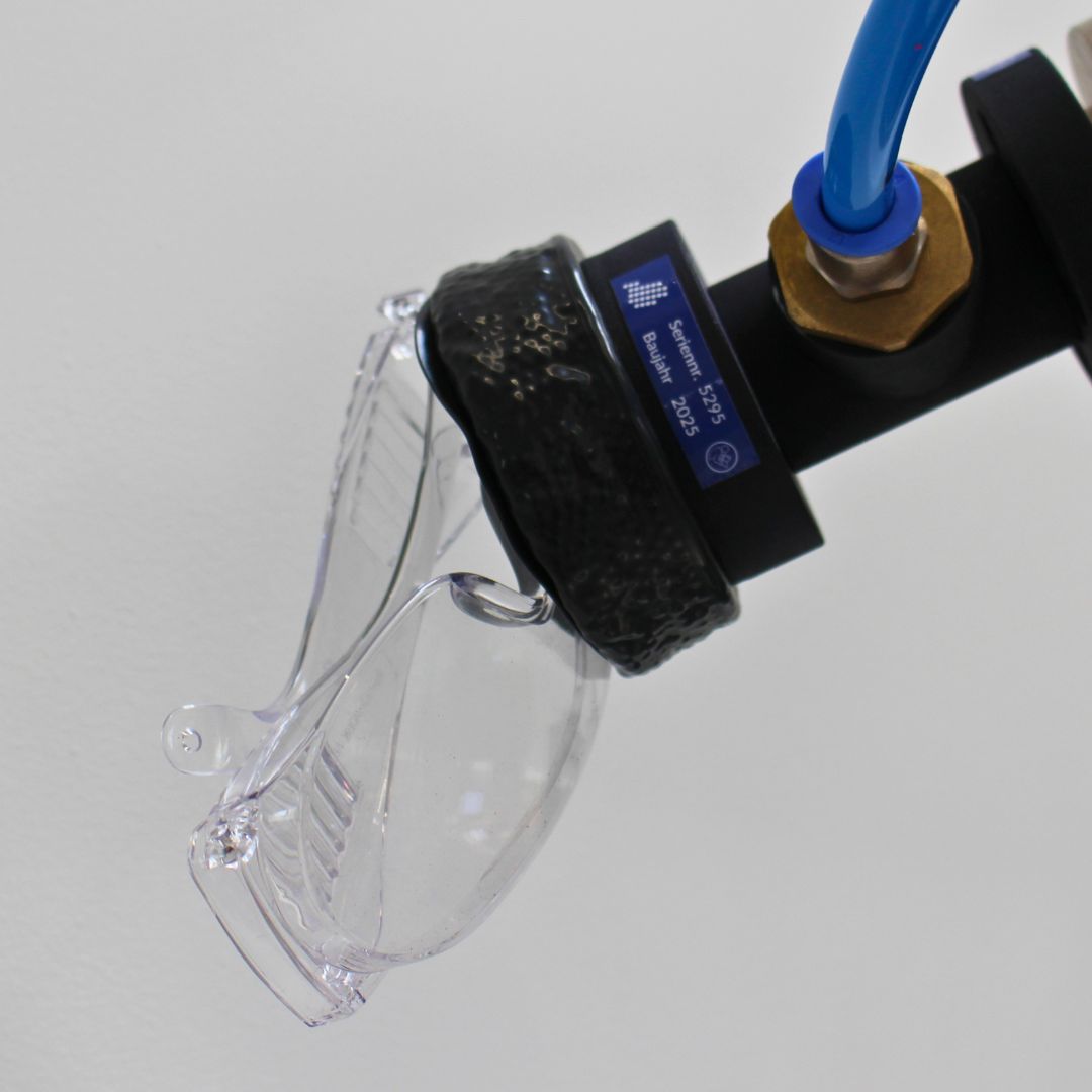 FH-RI8 greift Sicherheitsbrille
